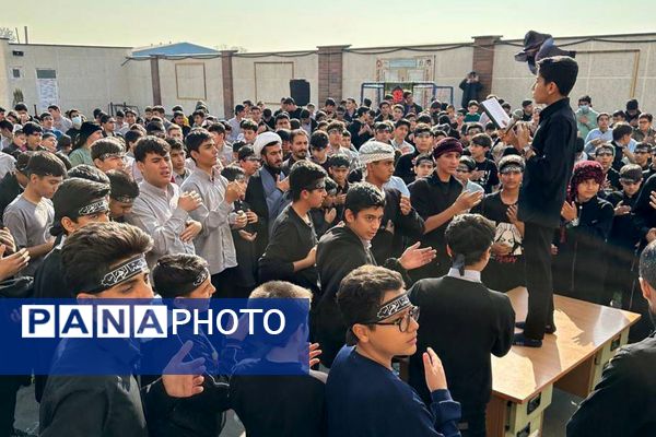  سوگواری نوجوانان برای مادر مهربانی‌ها