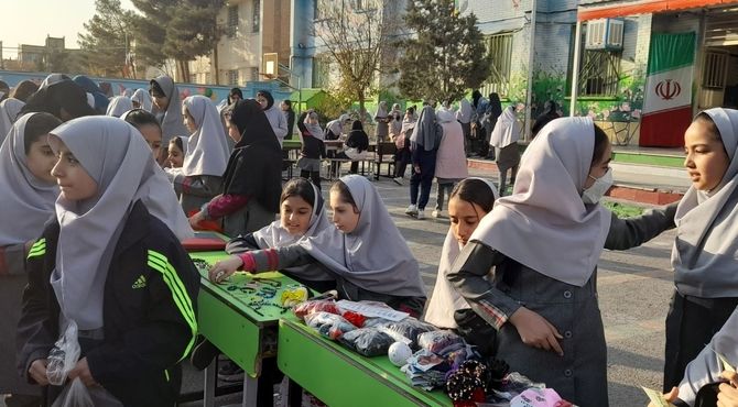 بازارچه دانش‌آموزی با شورواشتیاق در دبستان نیایش برگزار شد