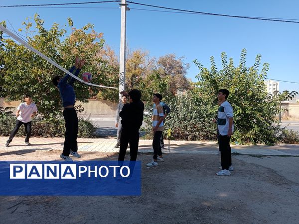 برگزای اردوی تفریحی دبیرستان رجایی یک به‌مناسبت هفته بسیج 