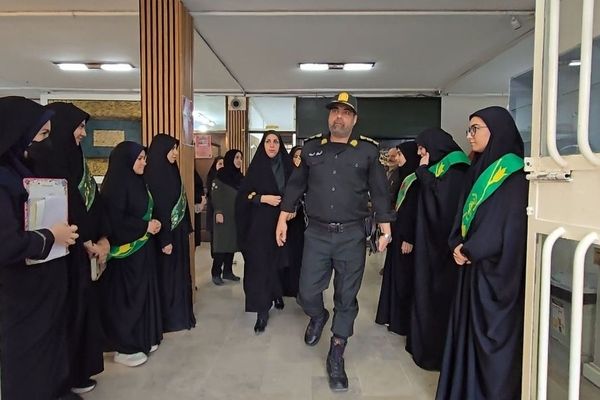 نواختن زنگ امنیت اجتماعی به مناسبت هفته نیروی انتظامی در هنرستان قدس ناحیه دو شهرری 