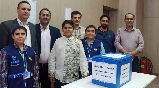 انتخاب اعضای انجمن اولیا و مربیان دبیرستان شاهد ذوالانوار ناحیه دو شیراز