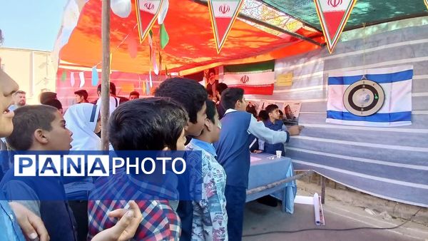 برپایی غرفه‌های سازمان دانش‌آموزی خراسان‌جنوبی در راهپیمایی 13 آبان