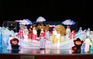 حضور ۵۰ دختر هنرمند در اجرای نمایش «دنیا و یه روز عجیب»