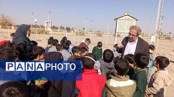 بازدید دانش‌آموزان پایه دوم دبستان حضرت جوادالائمه(ع) از مرکز هواشناسی یزد