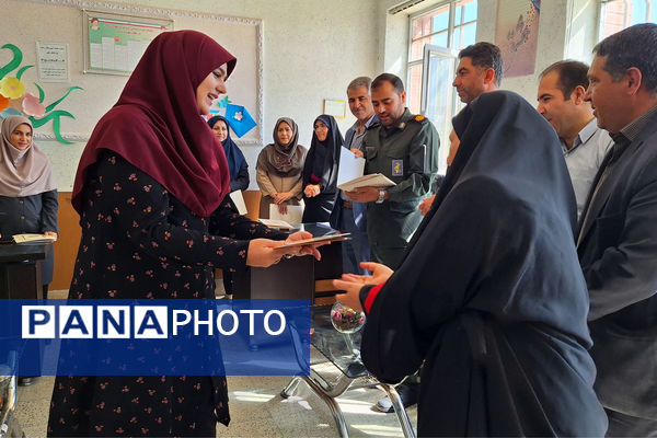 آیین تجلیل از معلمان مدارس ایزدخواست