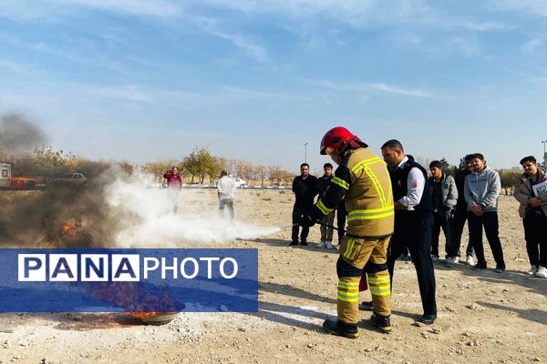  آماده‌سازی مانور زلزله با آموزش آتش‌نشان‌ها در مدرسه نمونه‌دولتی شهید مطهری رباط‌کریم