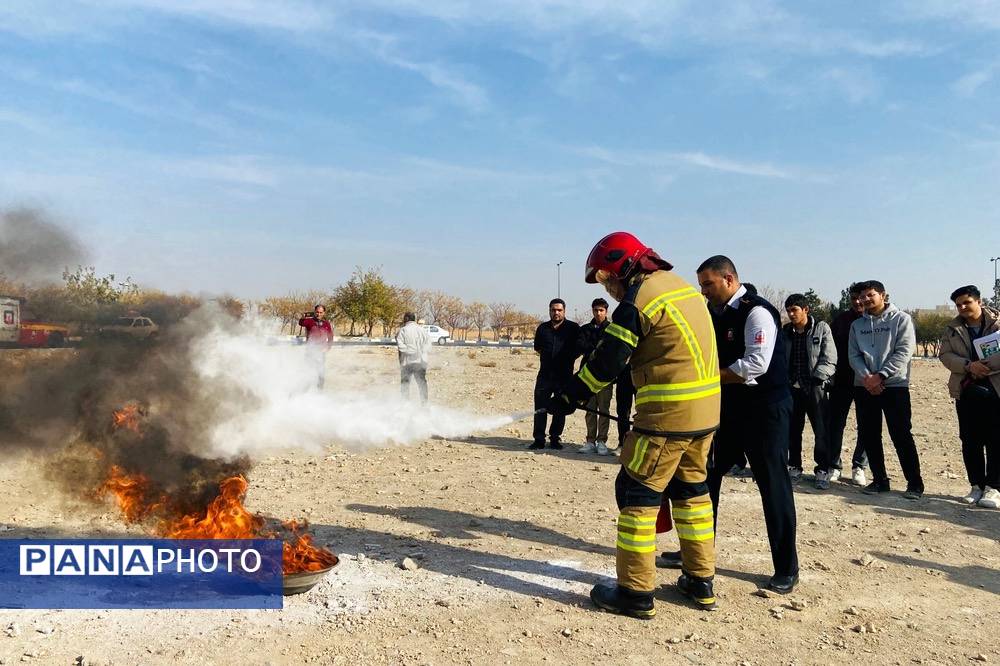  آماده‌سازی مانور زلزله با آموزش آتش‌نشان‌ها در مدرسه نمونه‌دولتی شهید مطهری رباط‌کریم