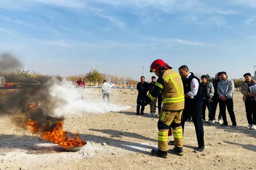  آماده‌سازی مانور زلزله با آموزش آتش‌نشان‌ها در مدرسه نمونه‌دولتی شهید مطهری رباط‌کریم
