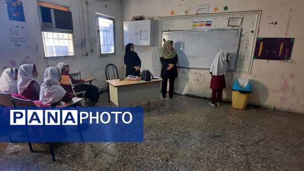 بازدید مدیر آموزش و پرورش حاجی آباد از دبستان استقلال