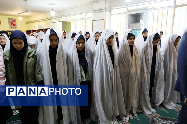 حضور معاون پرورشی و فرهنگی وزارت آموزش وپرورش در نماز جماعت آموزشگاه الزهرا شیراز