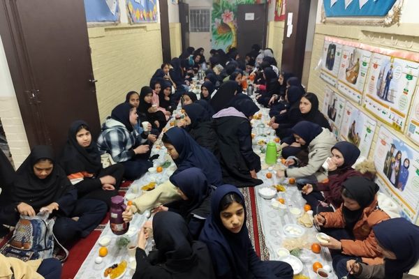 برپایی سفره افطار در دبیرستان امام علی(ع)ناحیه پنج 