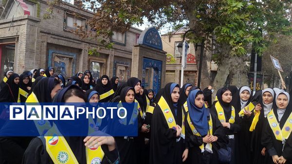 حضور پرشور دانش آموزان مشهد مقدس در راهپیمایی یوم‌الله ۱۳ آبان 