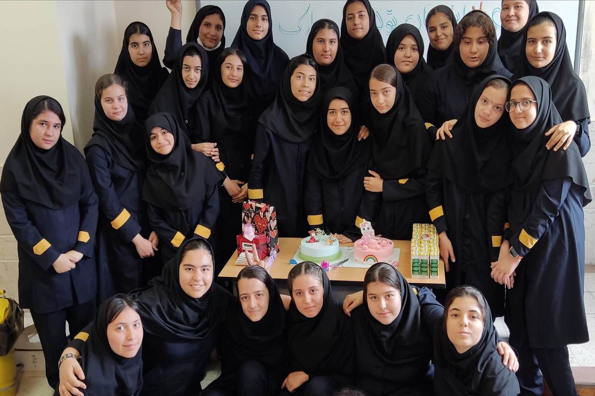 عکس یادگاری کلاس ۹/۱ دبیرستان فرزانگان شهدای مدافع حرم سمپاد ملارد
