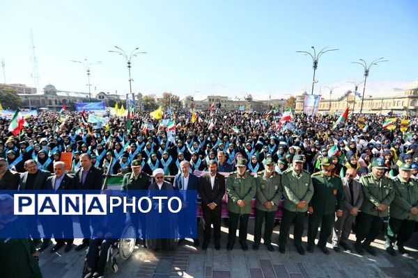دانش آموزان و مسئولین در کنار یکدیگر، روز دانش‌آموز را رقم زدند