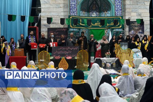 اعتکاف دانش‌آموزی با توزیع بسته «ایرانمون»