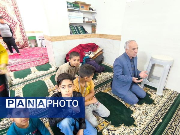 حضور مدیر و معاون دبستان شهید پسندیده فدافن در جمع نوجوانان معتکف مسجد صاحب الزمان(ع)