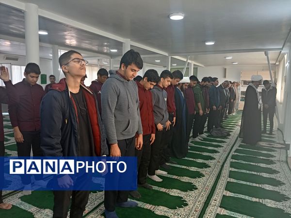 اقامه نماز جماعت به امامت امام جمعه کاشمر در دبیرستان نمونه آیت الله خامنه‌ای 