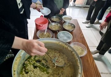 پخش آش رشته با همکاری و مشارکت فعال دانش‌آموزان و کارکنان مدرسه