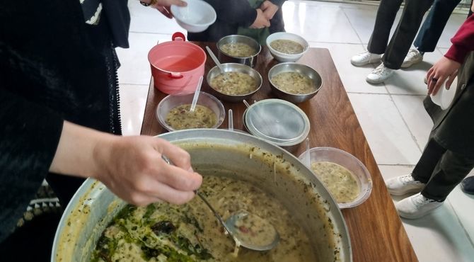 پخش آش رشته با همکاری و مشارکت فعال دانش‌آموزان و کارکنان مدرسه