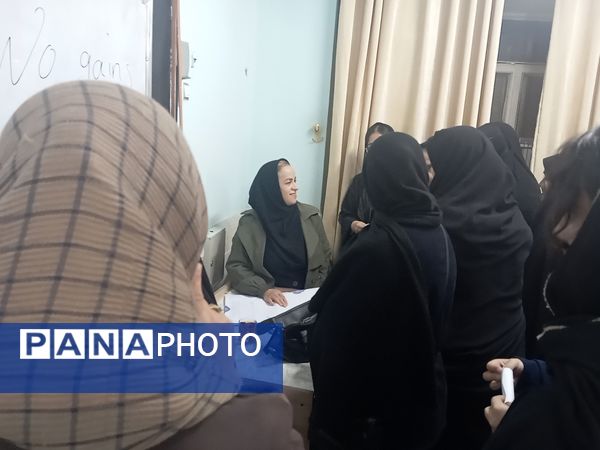 تحویل کارنامه در دبیرستان نمونه اندیشه