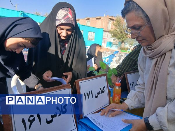  اولین مجمع انجمن اولیا و مربیان در دبیرستان فاطمیه
