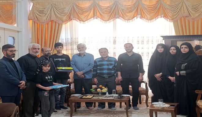 حضور مسئولین آموزش و پرورش کاشان در منزل شهید راه قدس 