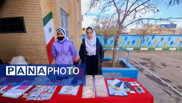  بازارچه آثار دانش آموزان پایه ششم مدرسه فاطمه الزهرا(س) به مناسبت هفته «ماها»