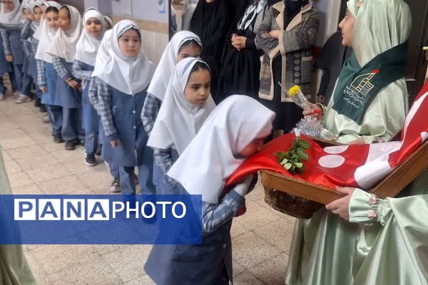 پرچم متبرک امام حسین(ع) میهمان دانش‌آموزان مدرسه زنده‌یاد قمصری