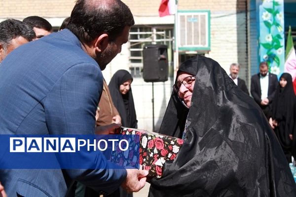 آیین نواختن زنگ بازگشایی مدارس در بهارستان‌2