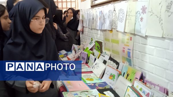 برگزاری نمایشگاه آثار هنری به مناسبت هفته معلم در دبیرستان صدیقه ۲