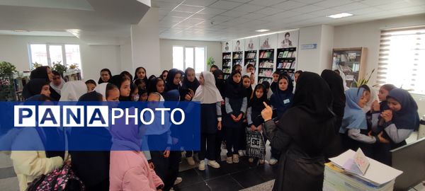 بازدید دانش آموزان مدرسه شهید خاقانی شیروان از کتابخانه اندیشه‌‌ در هفته کتاب و کتابخوانی