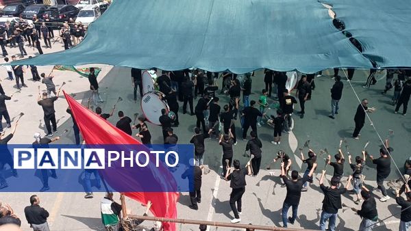دسته‌روی عاشقان امام حسین (ع) در روز عاشورا 