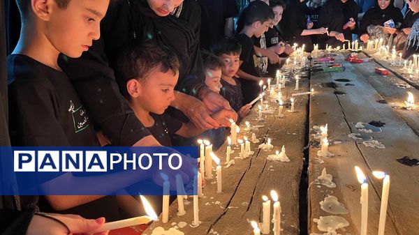 نوجوانان تهرانی هم‌نوا با اسرای کربلا به سوگ امام حسین (ع) نشستند