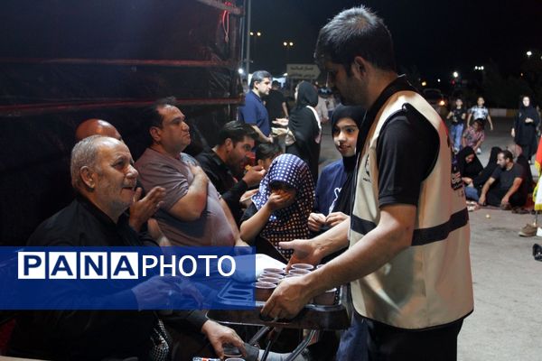 دانش‌آموزان در موکب دانش‌آموزی عشاق‌الحسین از زائرین کربلای معلی پذیرایی کردند