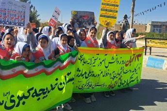 تاکید بر تداوم راه شهدای دانش آموز در راهپیمایی باشکوه ۱۳ آبان مدارس سورمق