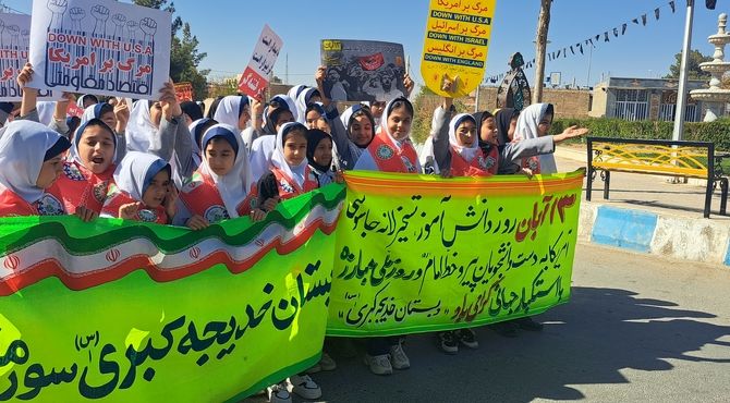 تاکید بر تداوم راه شهدای دانش آموز در راهپیمایی باشکوه ۱۳ آبان مدارس سورمق