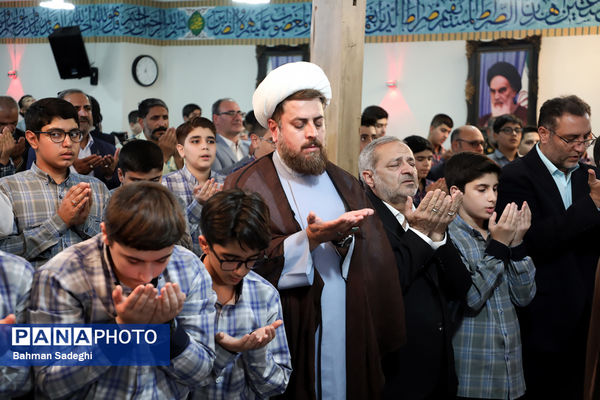 اقامه اذان و نماز با شعار «مِهر با مُهر» با حضور وزیر آموزش و پرورش