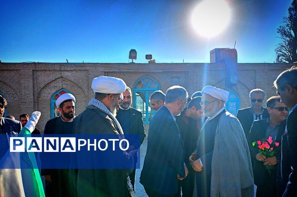 وزیر فرهنگ و ارشاد اسلامی غبار از مزار شهدای امامزاده سید حمزه کاشمر برداشت