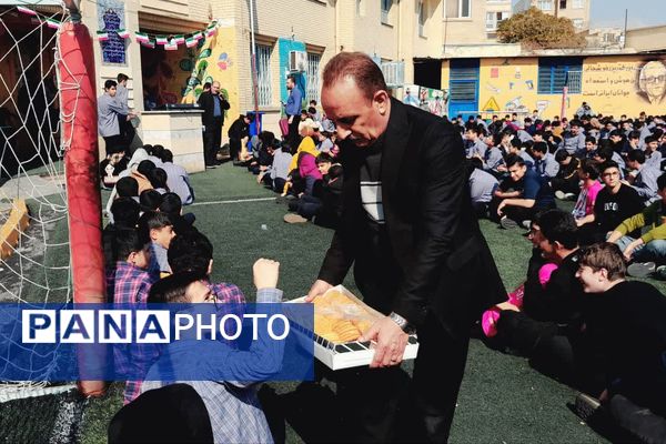 جشن آواها به‌مناسبت دهه فجر در دبیرستان هاشمی رفسنجانی ناحیه 4