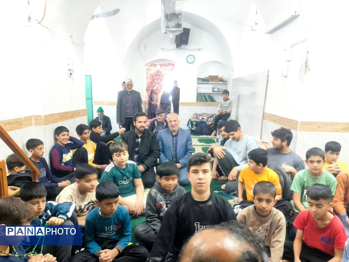حضور مدیر و معاون دبستان شهید پسندیده فدافن در جمع نوجوانان معتکف مسجد صاحب الزمان(ع)