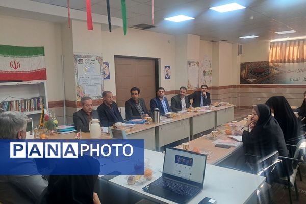  جلسه مدیران قطب ۵ دوره ابتدایی در مدرسه قائم(عج) بهارستان‌دو