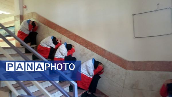 برگزاری مانور زلزله در دبیرستان سردار شهید قاسم سلیمانی 