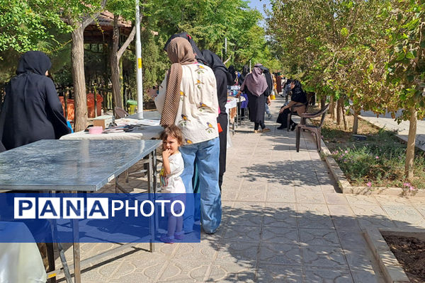 نمایشگاه محصولات دستی بانوان در بوستان نرگس قم