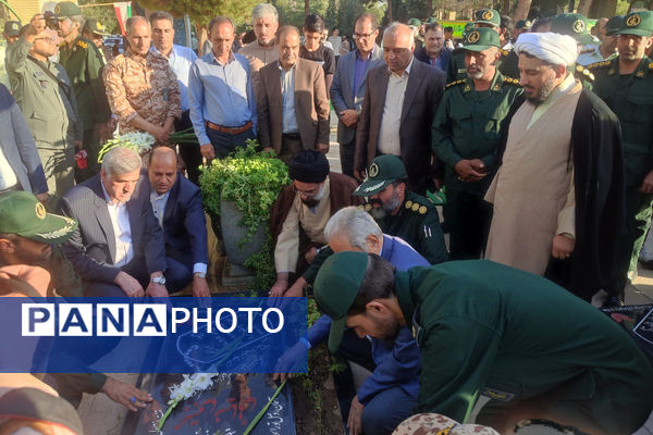 غبار روبی و عطر افشانی قبور شهدا در شهرستان آباده 