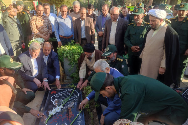 غبار روبی و عطر افشانی قبور شهدا در شهرستان آباده 