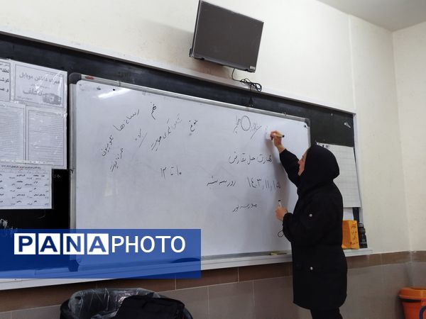 برگزاری کلاس آموزشی با محوریت هویت یابی در دبیرستان دخترانه نور اردبیل