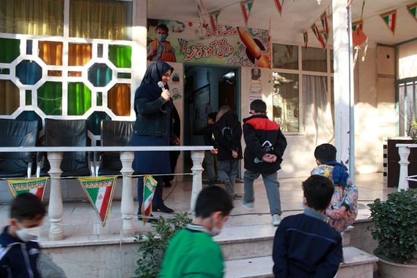 صبحگاه پرشور پاییزی در مدرسه نور ایمان بهارستان‌دو