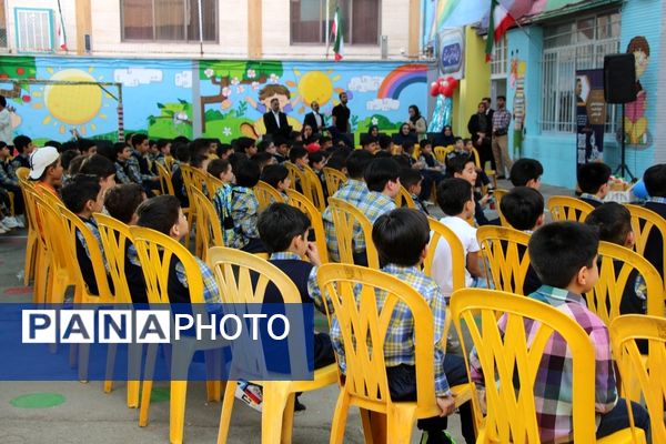 جشن شکوفه‌ها در دبستان منوچهر رزاقی ناحیه۳ مشهد