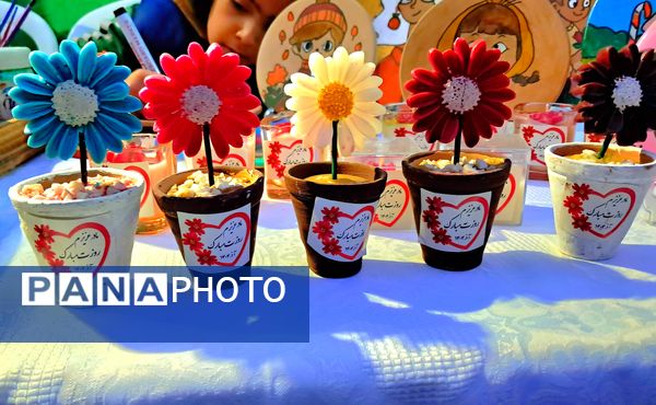 برپایی غرفه‌ای به عشق فاطمه(س)  