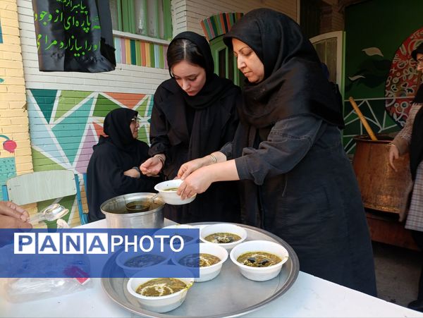 طنین همدلی در دهه فاطمیه، توزیع آش نذری در میان دانش‌آموزان دبیرستان دکتر جواد حداد ۲